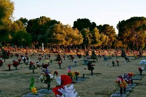 Christmas day at the Holy Hope Cemetery.