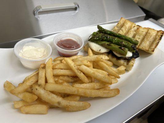 Portobello mushroom sandwich 
Portobello mushroom, mozzarella, and asparagus served with roasted potatoes or fries