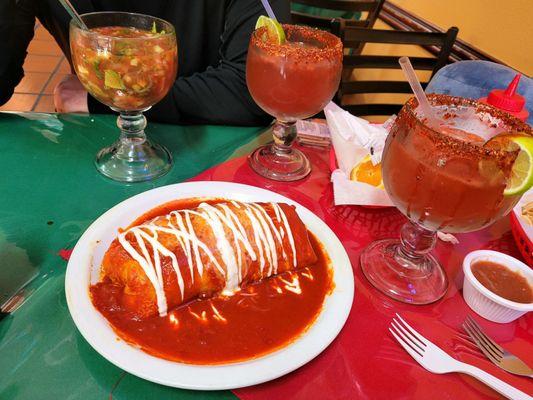 Micheladas, Coctel de camarones grande y mi Burrito mojado en salsa Roja con crema.