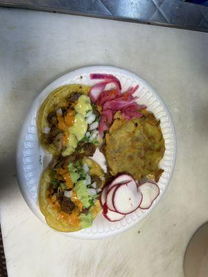 Tacos y mulita al pastor