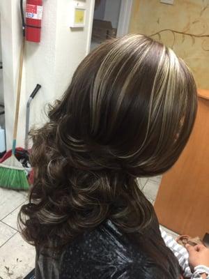 Excelente el trabajo de Erika en Diva's cuidó mucho mi cabello de la decoloración. Muy profesional trabajo. Gracias!!!