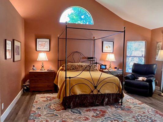 Primary bedroom in Dunn-Edwards Foxtail