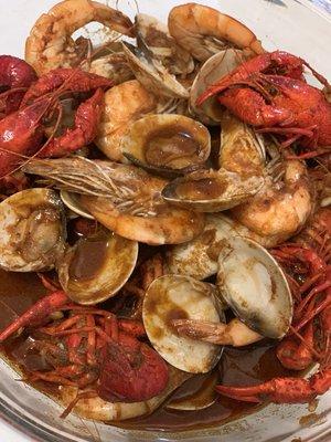 2 1/2 pounds of Lovely Cajun
Shrimp
Crawfish
Clams