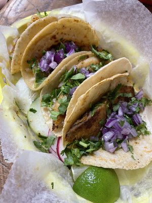 tacos de pescado y tacos de camarón