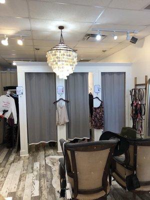 Etiquette boutique dressing rooms