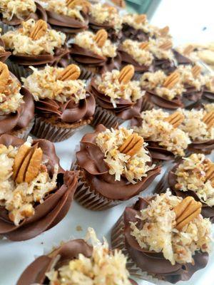 German Chocolate Cupcakes

German Chocolate Cupcakes paired with
Chocolate buttercream and fresh coconut pecan icing! Yum!!