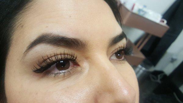 Full set of classic eyelash extensions