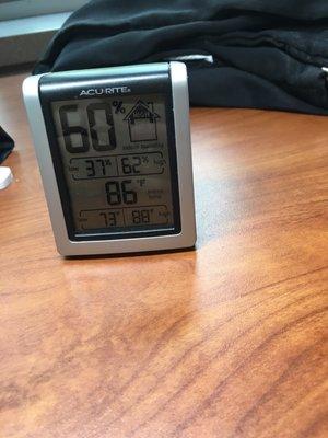 Indoor: 86°F。approx 30°C。it is really hot. 8/26/2016 2pm