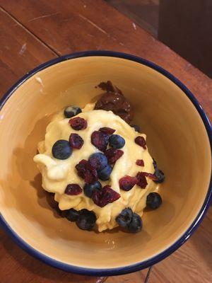 Mango banana smoothie bowl