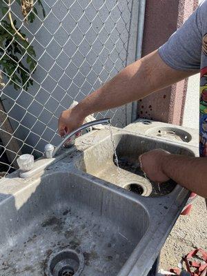 Sink station to wash hands