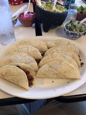 Four tacos pastor, four tacos fajita.