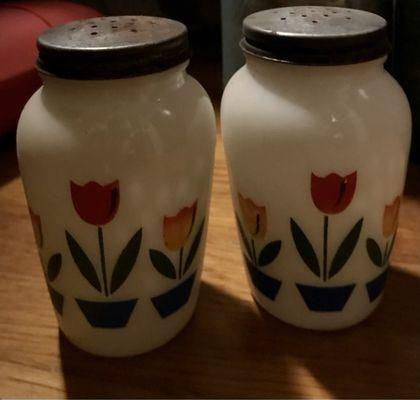 Salt/pepper shakers