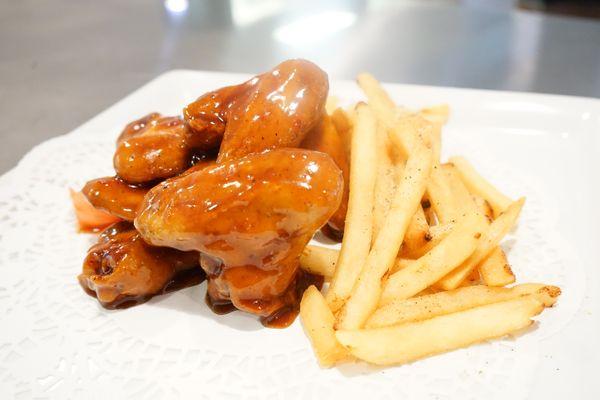 Honey Barbecue wings with fries