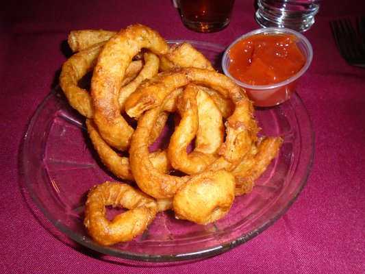 Onion rings appetizer with ketchup.