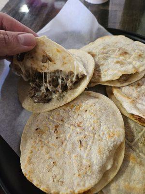 Gordita de asada con queso