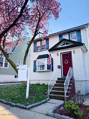 28 Maine Avenue, Westerleigh, NY 10314 Bedrooms : 4  Bathrooms : 2 $639,000.00