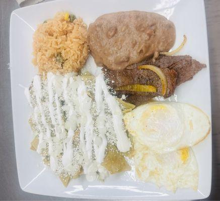 Chilaquiles verdes c/ carne asada y huevos estrellados