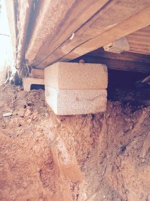 Another "support" with missing concrete footer which does not even reach the band board or go fully under the beam.