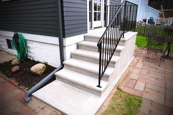 Side-entry concrete stair with railing. Fair prices, High-quality work!