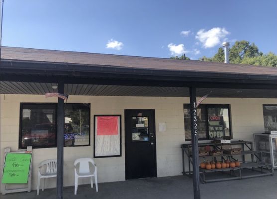 Great place for sandwiches, cold beer and fishing bait...!