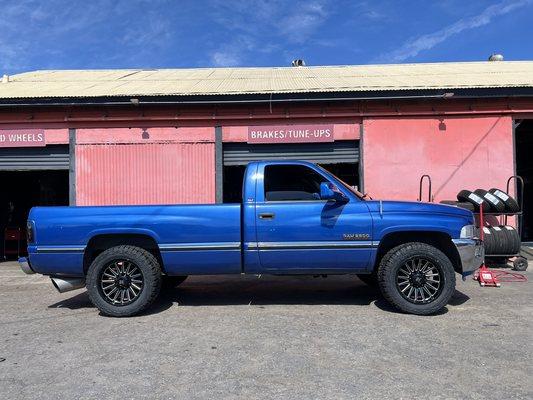 20x10 off road force wheels , 33x12.50r20 falken r/t tires