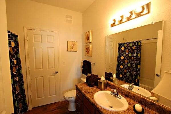 1 Bedroom's bathroom with double entrace for your guests and for you.