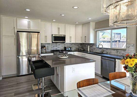 El Cajon, CA, white shaker with contrasting quartz countertops.