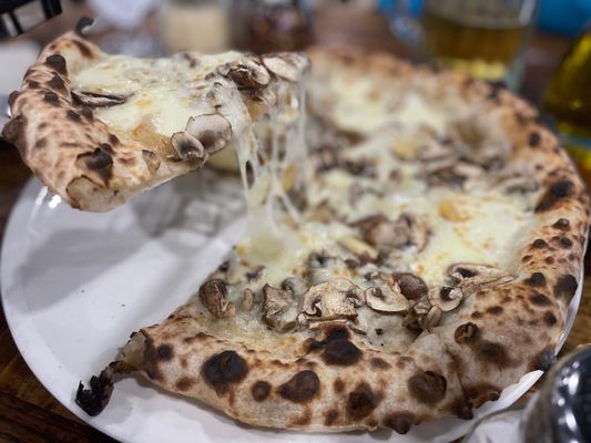 Mushroom and garlic pizza