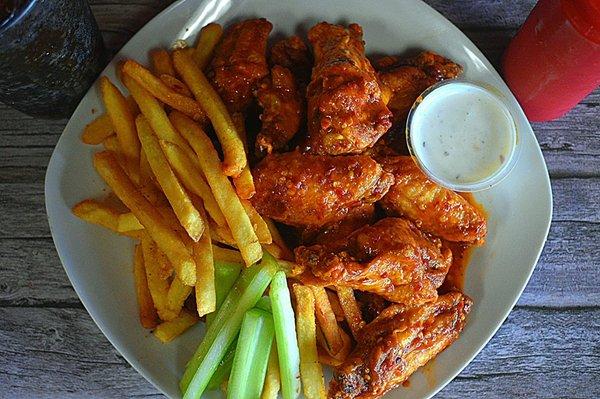 10 Piece Wing Combo w Celery, Fries, and Fountain Drink