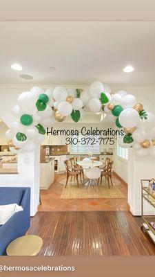 An organic balloon arch