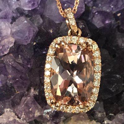 Diamond pendant. Pink gold.