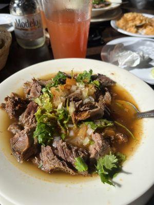 Carnaza en consume  con una michelada