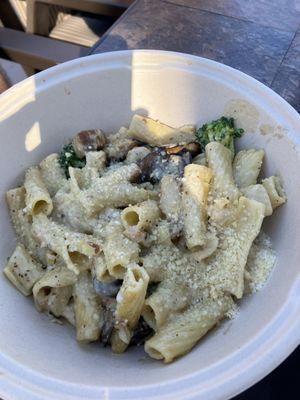 Pasta lunch January 2024. Alfredo pasta with chicken mushrooms and broccoli