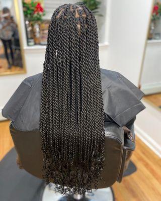 Medium large knotless twist