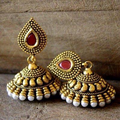 Earrings with pearls and stones