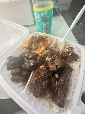 Oxtail, white rice, & max n cheese.