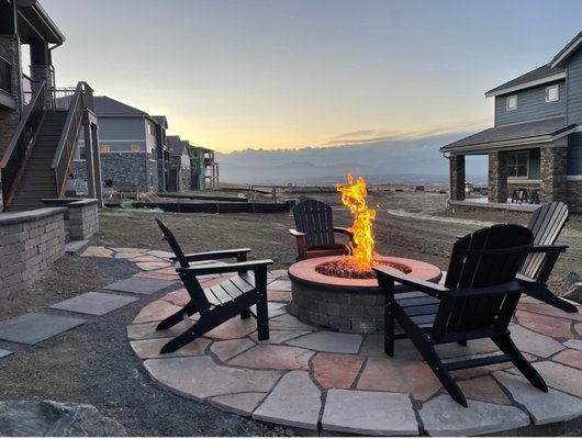 Natural gas fire pit with flagstone outdoor living area.