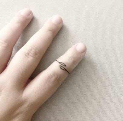 Leaf ring finger tattoo.