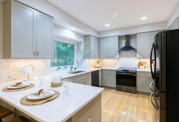 Same cabinets, new paint and doors made by our skilled carpenters in Maple wood.
We also fabricated & installed the beautiful countertops