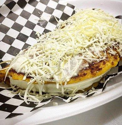 Cachapas con  queso de mano , nata y queso duro por encima !  pidela con mechada o pollo o con lo que tu quieras !!