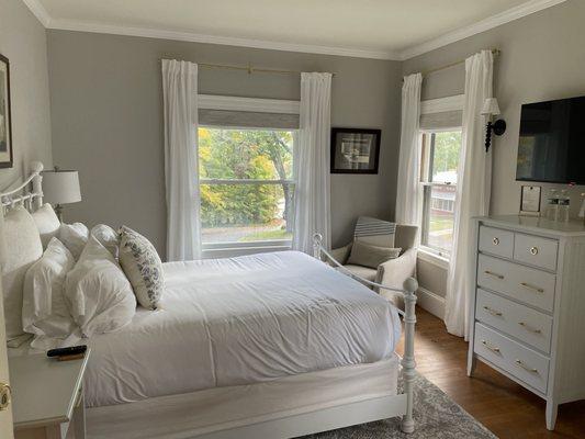 The library room! So lovely, the sheets are sooooo soft absolutely the best sleep.