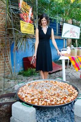 El Paellero's giant pan, "El Paelleononon" in action at a community center fundraiser for Entre Amigos in San Pancho, Mexico.