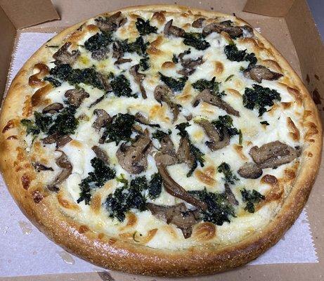 Spinach florentine pizza with mushrooms