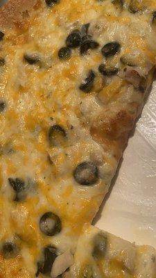 Original crust White garlic sauce Cheese Chicken Olives Herb and cheese blend