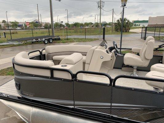 Avalon 22 LS bar ent tritoon front interior view