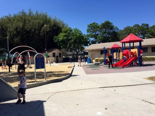 Little park great for kids, picnic, or shooting hoops, plenty street parking