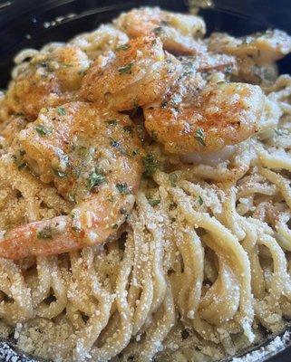 Garlic noodles with simmer sautéed shrimp