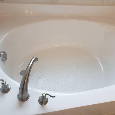 Squeaky clean bath tub from a recurring regular clean in Dallas, Texas.