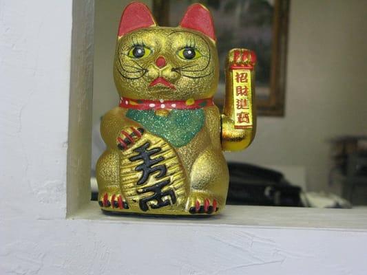 Golden Waving Maneki Neko says hi!