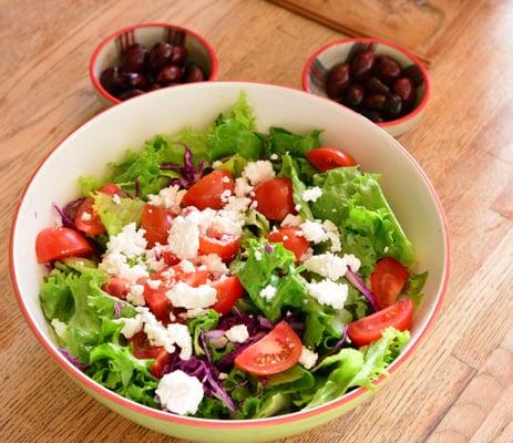 Mixed greens salad with feta and tomatoes... yummy!